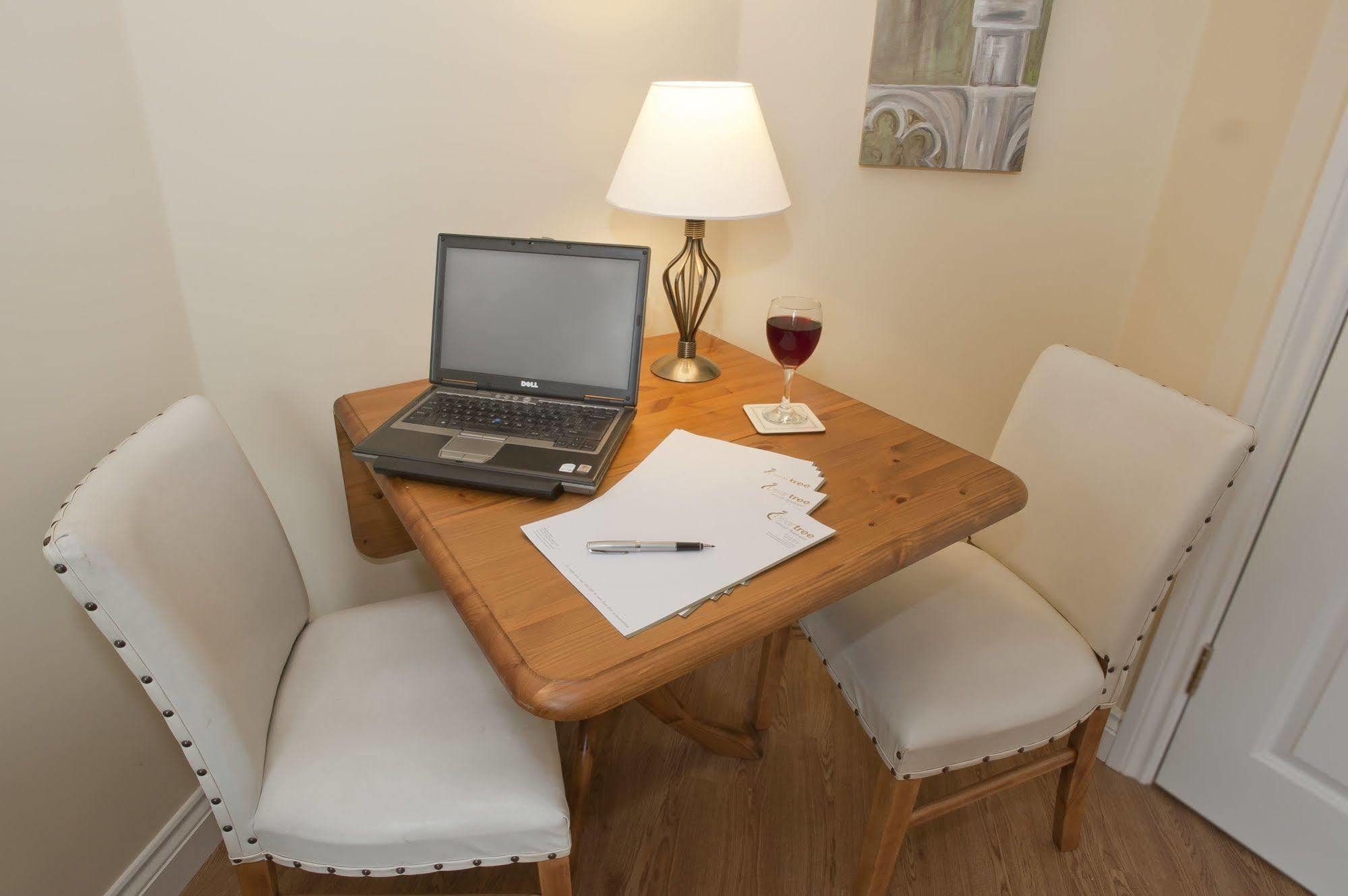 Peartree Serviced Apartments Salisbury Exteriör bild