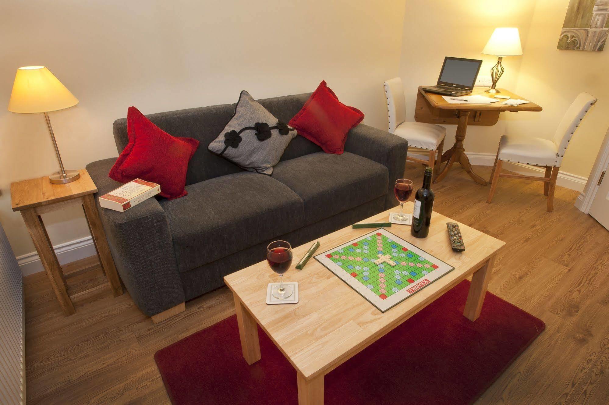 Peartree Serviced Apartments Salisbury Exteriör bild